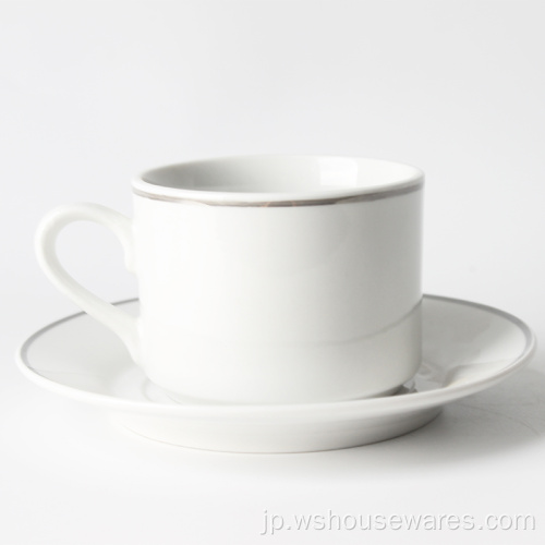 ヨーロッパの牧歌的な小さな豪華な骨のコーヒーカップ